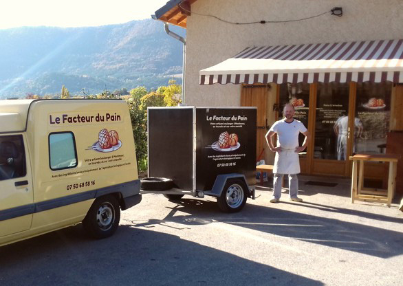 Covering d’une camionnette & d’une remorque, décoration de vitrine (vitrophanie) pour un boulanger par Sylvie Brossois graphiste (Gap, Hautes-Alpes, région PACA) ; professionnelle de la communication visuelle et du social media management