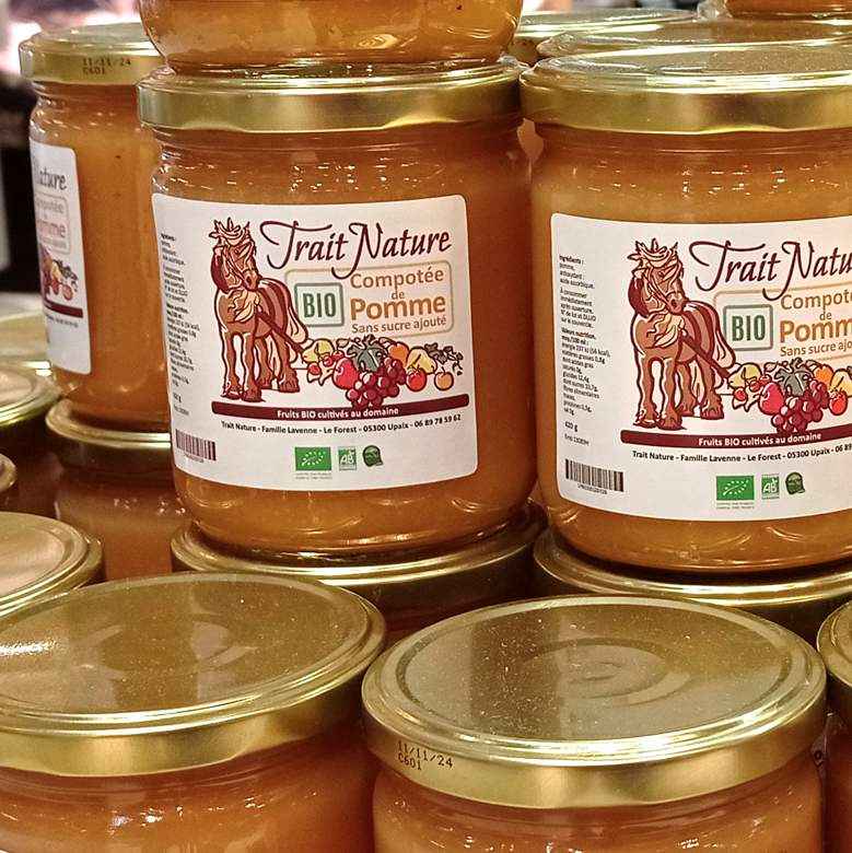 Création d'étiquettes adhésives pour des pots de compote bio par Sylvie Brossois graphiste (Gap, Hautes-Alpes en région PACA)