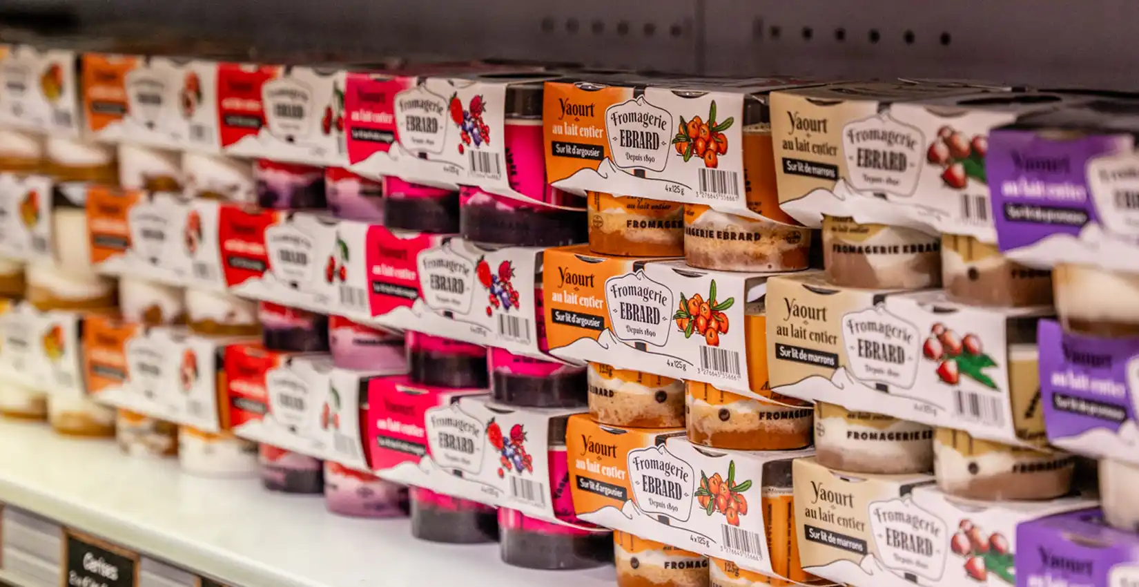 Design de packaging de yaourts au lait entier sur lit de marrons, marque Ebrard