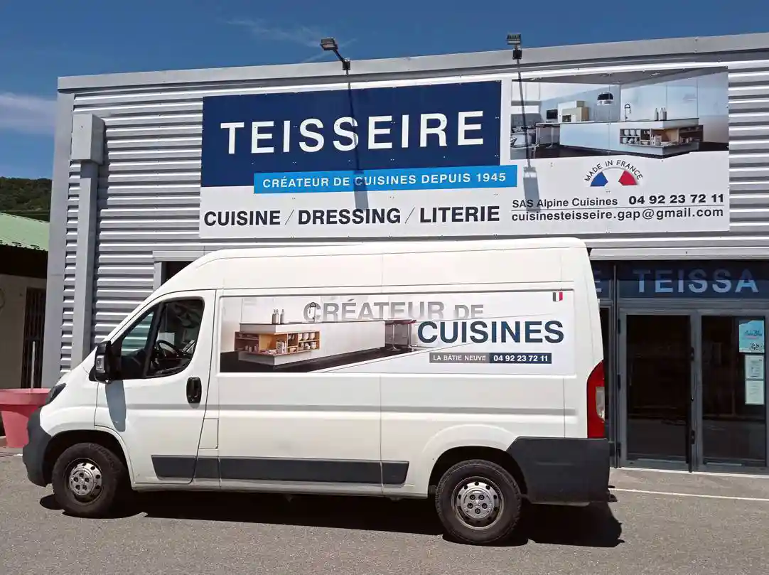 Création d'un panneau d'enseigne pour une entreprise  d'agencement de cuisines de La Bâtie Neuve, région PACA