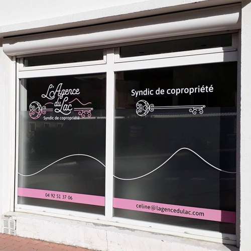 Création de la vitrophanie de la vitrine d'un syndic par Sylvie Brossois graphiste (Gap, Hautes-Alpes en région PACA)