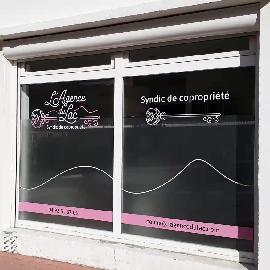 Création de la vitrine d'une agence immobilière de Savines-le-Lac, Hautes-Alpes en région PACA