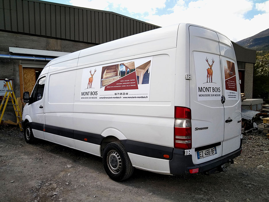 Covering du véhicule d'un menuisier-ébéniste par Sylvie Brossois graphiste (Veynes, Hautes-Alpes, PACA). Professionnelle de l'identité visuelle et du social media management.