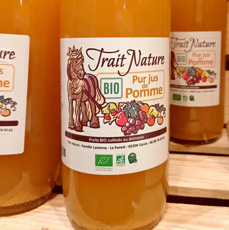 Etiquettes adhésives avec illustration d'un cheval de trait pour des bouteilles de jus de pomme bio