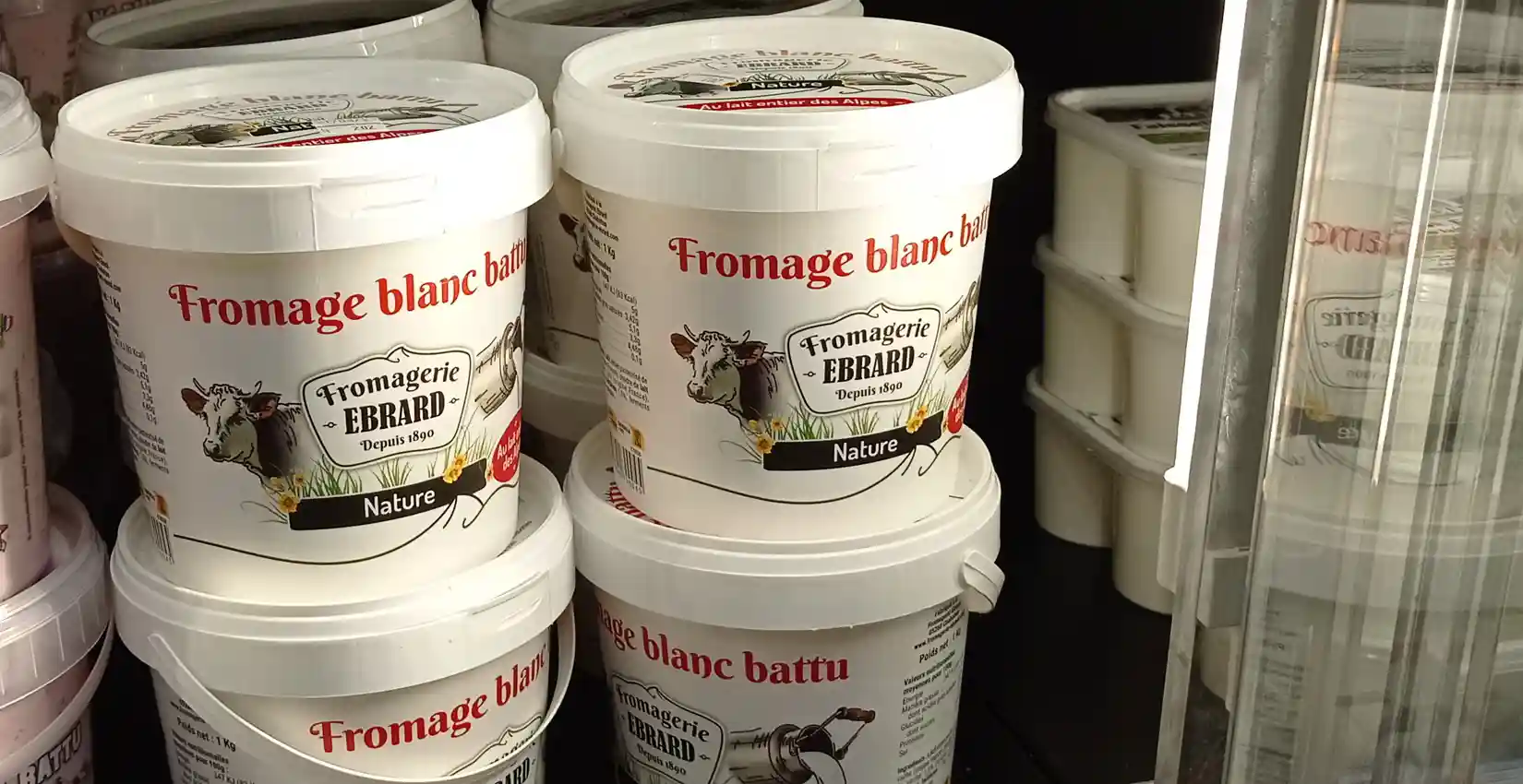 Design de packaging des seaux de fromage blanc battu de la marque Ebrard