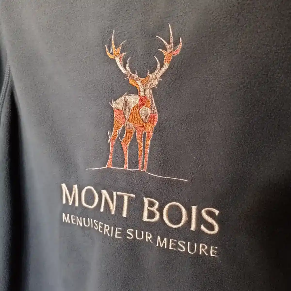 Broderie polychrome de logo complexe, commande d'un ensemble de polaires et de tee-shirts corporate