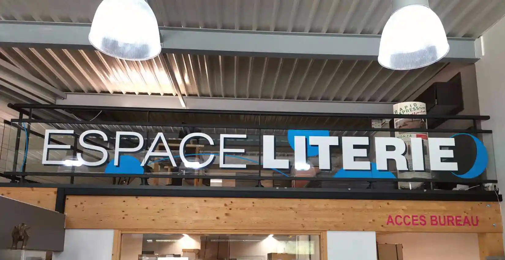 Création de la vitrophanie intérieure du showroom d'un magasin d'aménagement intérieur, Hautes-Alpes proche de Gap