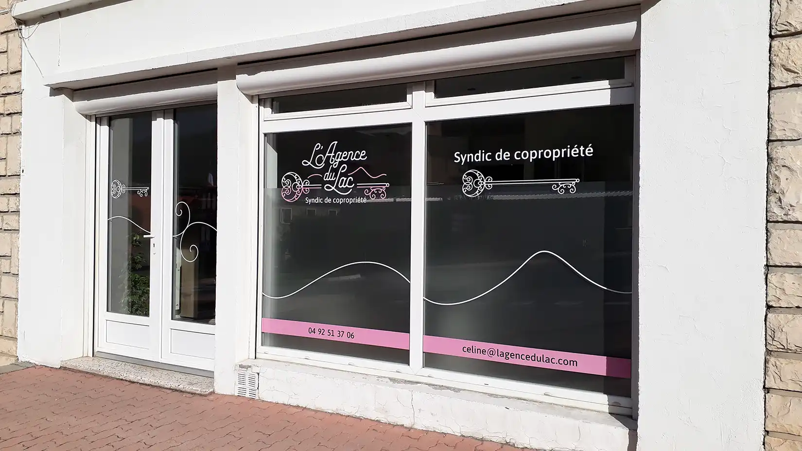 Décoration de vitrine, vitrophanie, adhésifs opaques et dépolis pour agence immobilière